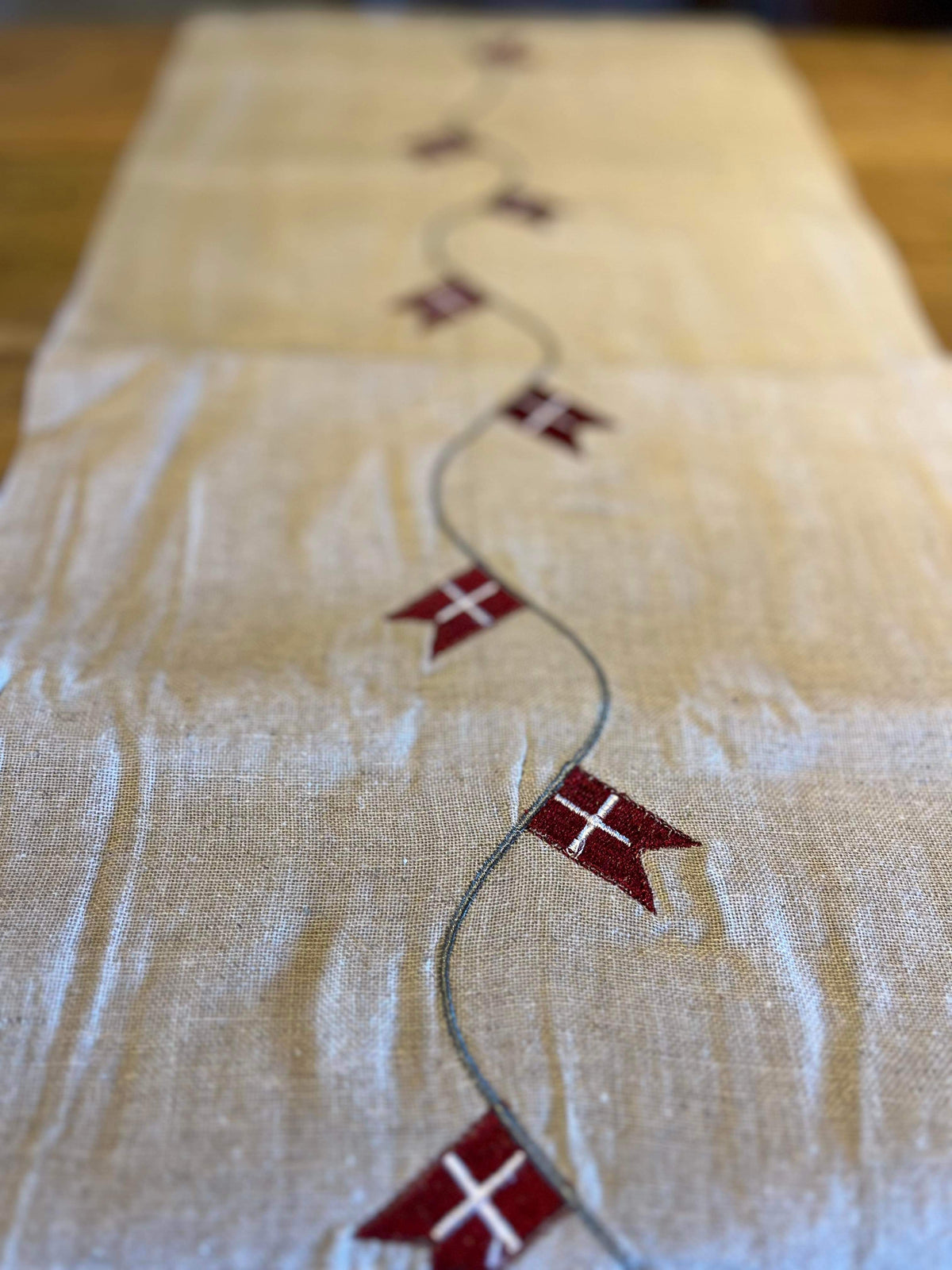 Bordløber i hvid med flag - (160x30 )